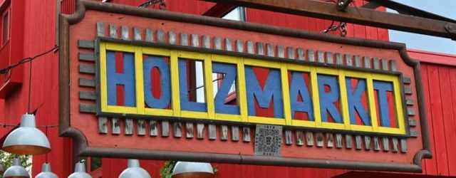 Der farbige Holzmarkt-Schriftzug markiert den Eingang zum Berliner Kulturquartier.