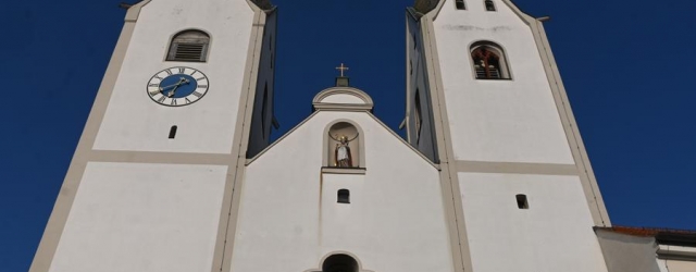 Die Doppelturmfassade der ehemaligen Klosterkirche Mariä Himmelfahrt in Markt Indersdorf.